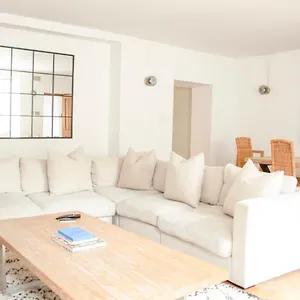 Apartment Incredible 3 Bed Basement Flat With Garden, Bath